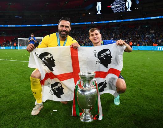 LONDON, ENGLAND - JULY 11: Salvatore Sirigu and Nicolo Barella of Italy celebrate with The Henri Delaunay Trophy following his team's victory in the UEFA Euro 2020 Championship Final between Italy and England at Wembley Stadium on July 11, 2021 in London, England. (Photo by Claudio Villa/Getty Images) LONDON, ENGLAND - JULY 11: Salvatore Sirigu and Nicolo Barella of Italy celebrate with The Henri Delaunay Trophy following his team's victory in the UEFA Euro 2020 Championship Final between Italy and England at Wembley Stadium on July 11, 2021 in London, England. (Photo by Claudio Villa/Getty Images)