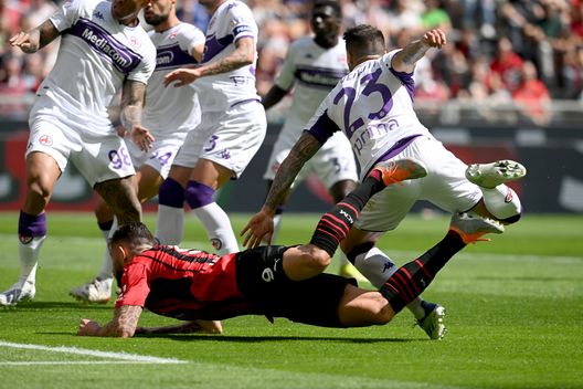 MILAN, ITALY - MAY 01: Olivier Giroud of AC Milan competes for the ball with Lorenzo Venuti of ACF Fiorentina during the Serie A match between AC Milan and ACF Fiorentina at Stadio Giuseppe Meazza on May 01, 2022 in Milan, Italy. (Photo by Claudio Villa/AC Milan via Getty Images) Maleh: “C’è tanto rammarico. Meritavamo sicuramente di più”- immagine 2