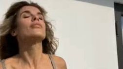 VIDEO Elisabetta Canalis, sexy e ammaliante su Instagram: il cambio d’abito dell’ex velina fa impazzire i followers