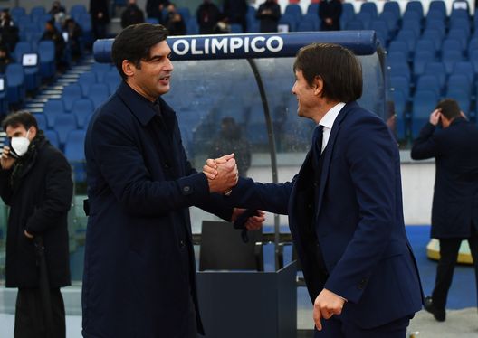 ROME, ITALY - JANUARY 10: Head coach of FC Internazionale Antonio Conte shakes hands with head coach of AS Roma Paulo Fonseca before the Serie A match between AS Roma and FC Internazionale at Stadio Olimpico on January 10, 2021 in Rome, Italy.Sporting stadiums around Italy remain under strict restrictions due to the Coronavirus Pandemic as Government social distancing laws prohibit fans inside venues resulting in games being played behind closed doors. (Photo by Claudio Villa - Inter/Inter via Getty Images) ROME, ITALY - JANUARY 10: Head coach of FC Internazionale Antonio Conte shakes hands with head coach of AS Roma Paulo Fonseca before the Serie A match between AS Roma and FC Internazionale at Stadio Olimpico on January 10, 2021 in Rome, Italy.Sporting stadiums around Italy remain under strict restrictions due to the Coronavirus Pandemic as Government social distancing laws prohibit fans inside venues resulting in games being played behind closed doors. (Photo by Claudio Villa - Inter/Inter via Getty Images)