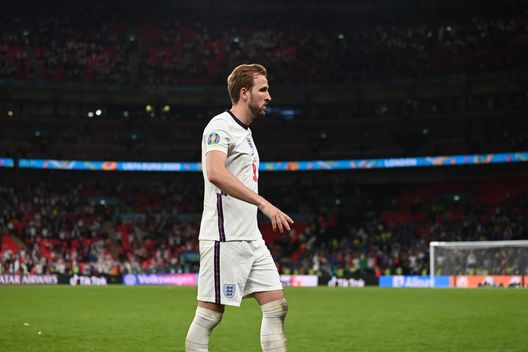 LONDON, ENGLAND - JULY 11: Harry Kane of England looks dejected after the UEFA Euro 2020 Championship Final between Italy and England at Wembley Stadium on July 11, 2021 in London, England. (Photo by Michael Regan/UEFA via Getty Images) Figuraccia europea per Conte, il suo Tottenham crolla in Slovenia- immagine 2