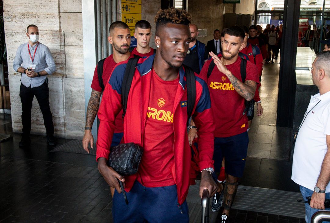 Roma, la partenza della squadra per Salerno – FOTO GALLERY- immagine 1