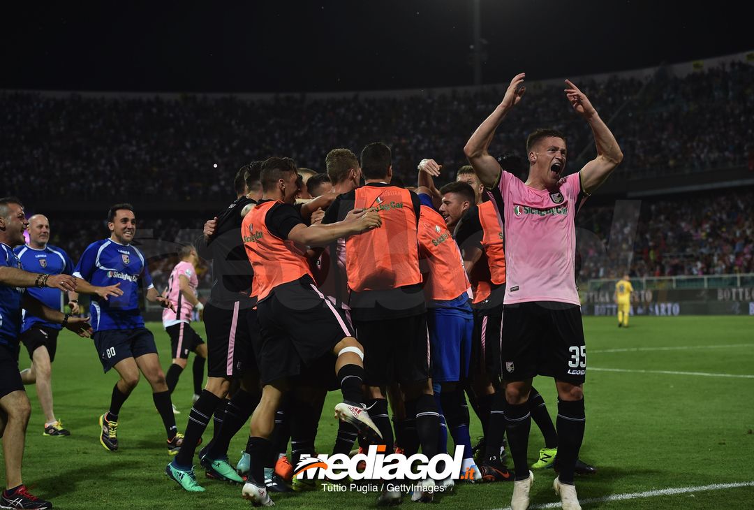  PALERMO, ITALY - JUNE 13: Pavel Dawidowicz of Palermo celebrates with team mates after scoring his team second goal during the serie B playoff match final between US Citta di Palermo and Frosinone Calcio at Stadio Renzo Barbera on June 13, 2018 in Palermo, Italy.  (Photo by Tullio M. Puglia/Getty Images) 