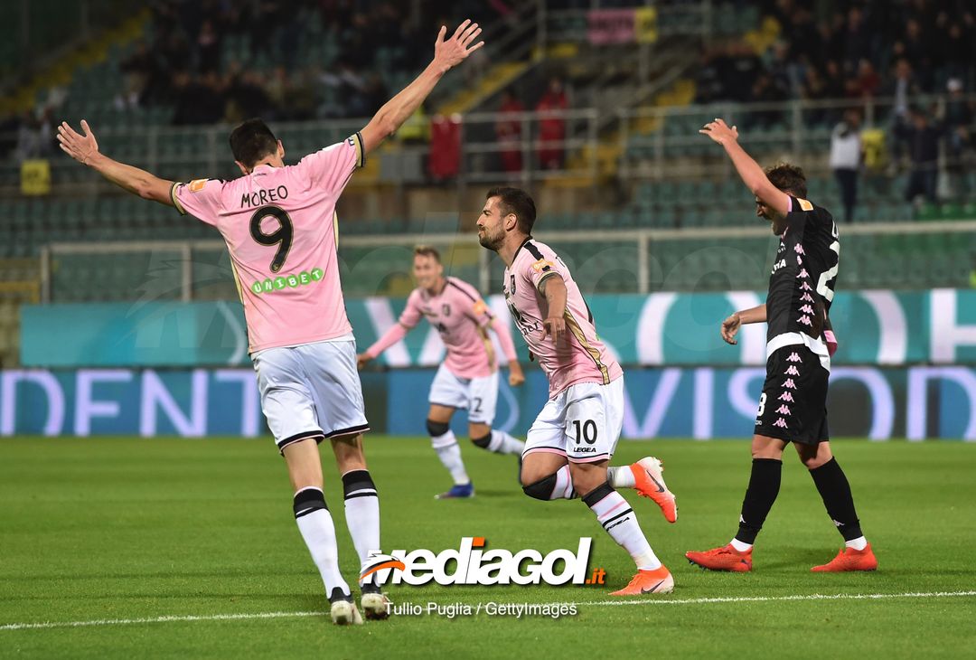 PALERMO, ITALY - APRIL 22: Aleksandar Trajkovski of Palermo celebrates after scoring the opening goal during the Serie B match between US Citta di Palermo and Padova at Stadio Renzo Barbera on April 22, 2019 in Palermo, Italy. (Photo by Tullio M. Puglia/Getty Images) 