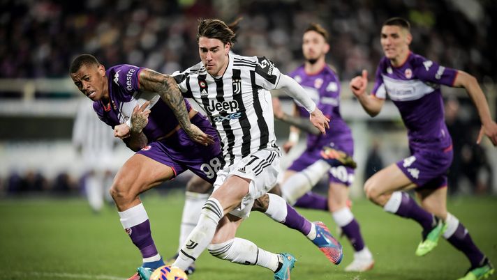 FLORENCE, ITALY - MARCH 02: Dusan Vlahovic of Juventus and Igor of Fiorentina during the Coppa Italia Semi Final 1st Leg match between ACF Fiorentina and Juventus FC at Stadio Artemio Franchi on March 2, 2022 in Florence, Italy. (Photo by Daniele Badolato - Juventus FC/Juventus FC via Getty Images) La doppia rincorsa sulla Juve: Coppa Italia, sì, ma il quarto posto è a… -1! - immagine 1