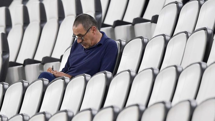 TURIN, ITALY - AUGUST 01: Head coach of Juventus Maurizio Sarri sits in the stands during the Serie A match between Juventus and AS Roma at Allianz Stadium on August 01, 2020 in Turin, Italy. (Photo by Daniele Badolato - Juventus FC/Juventus FC via Getty Images) TURIN, ITALY - AUGUST 01: Head coach of Juventus Maurizio Sarri sits in the stands during the Serie A match between Juventus and AS Roma at Allianz Stadium on August 01, 2020 in Turin, Italy. (Photo by Daniele Badolato - Juventus FC/Juventus FC via Getty Images)