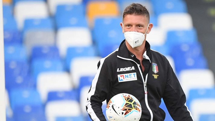 NAPLES, ITALY - JUNE 13: Referee Gianluca Rocchi holds the ball prior to the Coppa Italia Semi-Final Second Leg match between SSC Napoli and FC Internazionale at Stadio San Paolo on June 13, 2020 in Naples, Italy. (Photo by SSC NAPOLI/SSC NAPOLI via Getty Images) rocchi napoli inter