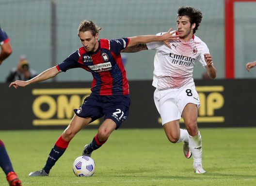 Tonali in azione contro Zanellato del Crotone. Tonali in azione contro Zanellato del Crotone.