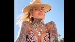 VIDEO / Zoe Cristofoli da impazzire: il bikini minuscolo fatica a contenere le forme da urlo