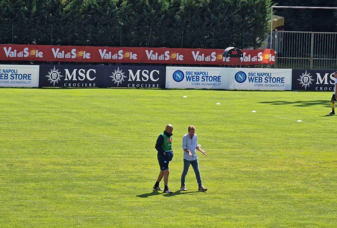 FOTO Ritiro Dimaro day 10, Spalletti a colloquio con Santoro durante l