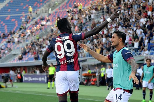BOLOGNA, ITALY - SEPTEMBER 11: Musa Barrow of Bologna FC celebrates after scoring his team's first goal during the Serie A match between Bologna FC and ACF Fiorentina at Stadio Renato Dall'Ara on September 11, 2022 in Bologna, Italy. (Photo by Mario Carlini / Iguana Press/Getty Images) Barrow al 90′: “Gara difficile, ma non potevamo perdere e l’abbiamo dimostrato”- immagine 2