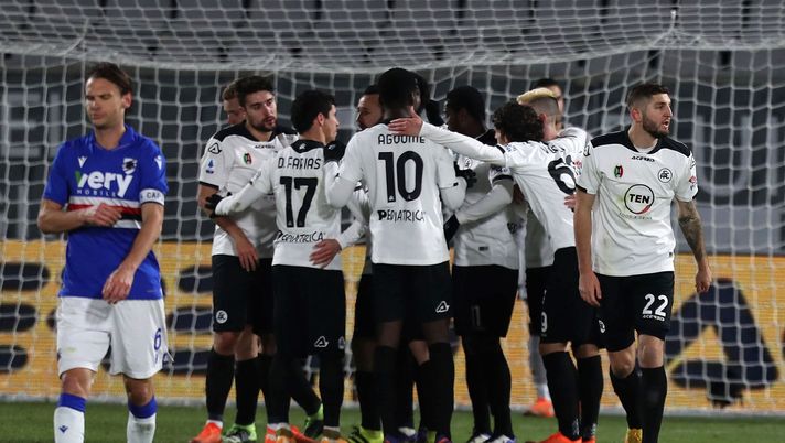 LA SPEZIA, ITALY - JANUARY 11: Mbala Nzola of Spezia Calcio celebrates after scoring a goal during the Serie A match between Spezia Calcio and UC Sampdoria at Stadio Alberto Picco on January 11, 2021 in La Spezia, Italy.  (Photo by Gabriele Maltinti/Getty Images) 