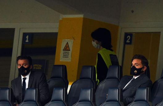  VERONA, ITALY - SEPTEMBER 19: AS Roma President Dan Friedkin and his son Ryan Friedkin look on from the stands during the Serie A match between Hellas Verona FC and AS Roma at Stadio Marcantonio Bentegodi on September 19, 2020 in Verona, Italy. (Photo by Alessandro Sabattini/Getty Images) 