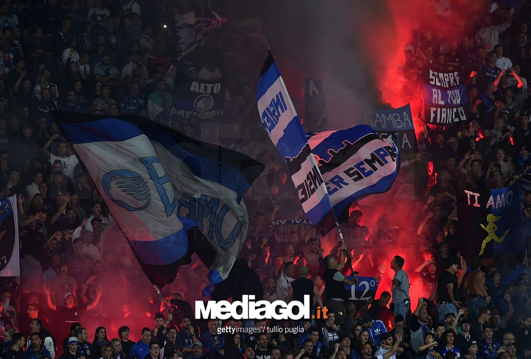  BERGAMO, ITALY - SEPTEMBER 21:  Fans of Atalanta show their support during the Serie A match between Atalanta BC and US Citta di Palermo at Stadio Atleti Azzurri d'Italia on September 21, 2016 in Bergamo, Italy.  (Photo by Tullio M. Puglia/Getty Images)  