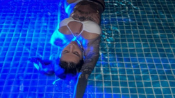 Zoe Cristofoli, il bagno notturno è super sexy. Lady Hernandez stupenda in costume