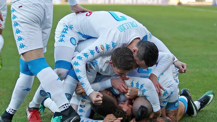 NAPLES, ITALY - DECEMBER 18:  Napoli's players and Dries Mertens of SSC Napoli celebrate the 3-0 goal scored by Dries Mertens during the Serie A match between SSC Napoli and FC Torino at Stadio San Paolo on December 18, 2016 in Naples, Italy.  (Photo by Francesco Pecoraro/Getty Images)