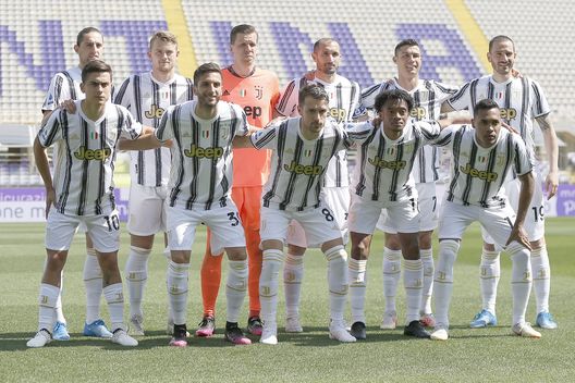 L'undici bianconero schierato prima del fischio d'inizio L'undici bianconero schierato prima del fischio d'inizio