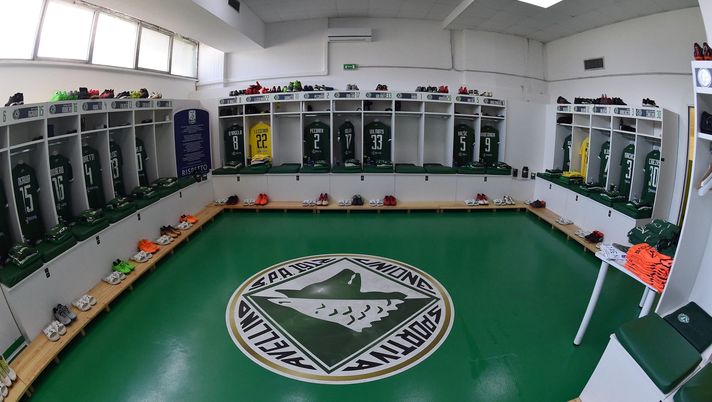 AVELLINO, ITALY - APRIL 02: General view of dressing room of US Avellino prior the serie B match between US Avellino and FC Bari at Stadio Partenio on April 2, 2018 in Avellino, Italy.  (Photo by Giuseppe Bellini/Getty Images) 