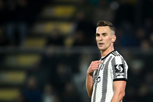 (Photo by Daniele Badolato - Juventus FC via Getty Images) Napoli migliore della Juve, scambiereste Osimhen e Kvara per Milik e Kostic? – CdM- immagine 2