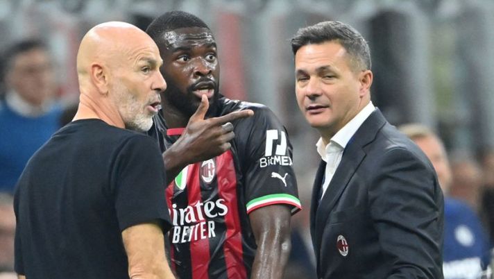AC Milan's British defender Fikayo Tomori (C) reacts next to AC Milan's Italian coach Stefano Pioli after received a red card during the UEFA Champions League group E, football match between AC Milan and Chelsea, at the San Siro stadium, in Milan, on October 11, 2022. (Photo by Alberto PIZZOLI / AFP) (Photo by ALBERTO PIZZOLI/AFP via Getty Images) Milan, Tomori in tribuna col Tottenham: ecco il motivo dell’esclusione e le sue condizioni - immagine 1