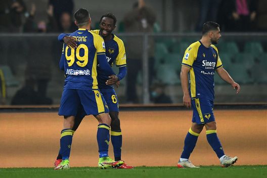 VERONA, ITALY - NOVEMBER 22: Adrien Tameze of Hellas Verona celebrates after scoring his team second goal during the Serie A match between Hellas and Empoli FC at Stadio Marcantonio Bentegodi on November 22, 2021 in Verona, Italy. (Photo by Alessandro Sabattini/Getty Images) Fiorentina al lavoro anche sul centrocampo. Occhi su Tameze- immagine 2