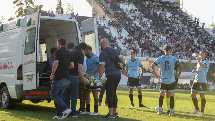 Argentina, ambulanza in campo a Mendoza per il portiere a terra: i tifosi rivali intonano la marcia funebre… - immagine 1