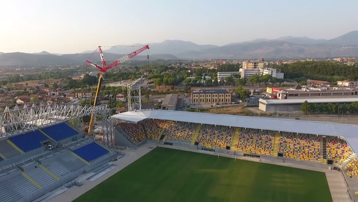 Serie B: il nuovo stadio del Frosinone quasi pronto. Le foto in notturna e il video dal drone 