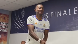 Real Madrid vince la Champions, Alaba fa la doccia ai fisioterapisti (VIDEO)