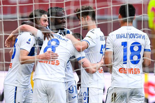  GENOA, ITALY - MAY 15: Robin Gosens of Atalanta (3rd from L) celebrates with his team-mates after scoring a goal during the Serie A match between Genoa CFC and Atalanta Bergamasca Calcio at Stadio Luigi Ferraris on May 15, 2021 in Genoa, Italy. (Photo by Getty Images) 