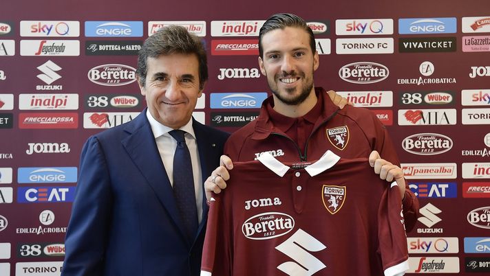 Il Presidente del Torino, Urbano Cairo, con il nuovo acquisto granata, Simone Verdi (credits: Official Torino FC 1906 Twitter account) 