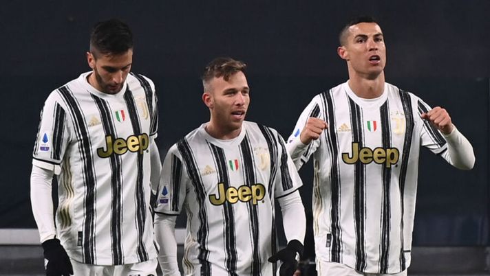 Juventus' Portuguese forward Cristiano Ronaldo (R) celebrates with Juventus' Uruguayan midfielder Rodrigo Bentancur (L) and Juventus' Brazilian midfielder Arthur after scoring his second goal during the Italian Serie A football match Juventus vs Udinese on January 3, 2021 at the Juventus stadium in Turin. (Photo by Marco BERTORELLO / AFP) (Photo by MARCO BERTORELLO/AFP via Getty Images) FLASH – La decisione sul gol di Arthur e sull’assist di Ronaldo contro il Bologna - immagine 1