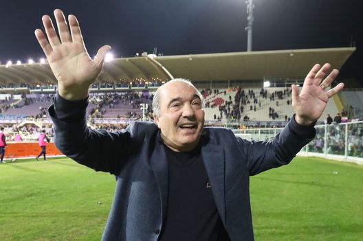 FLORENCE, ITALY - NOVEMBER 09: Rocco Commisso president of ACF Fiorentina greets the fans after during the Serie A match between ACF Fiorentina and Salernitana at Stadio Artemio Franchi on November 9, 2022 in Florence, Italy. (Photo by Gabriele Maltinti/Getty Images) La Serie A apre un ufficio negli States. La Fiorentina ha ispirato la Lega- immagine 2
