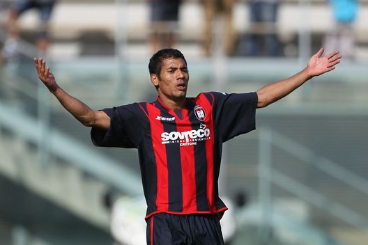  CROTONE, ITALY - SEPTEMBER 29: Denilson Gabionetta of Crotone celebrates his team's equalizing goal during the Serie B match between FC Crotone and AS Livorno at Stadio Comunale Ezio Scida on September 29, 2012 in Crotone, Italy. (Photo by Maurizio Lagana/Getty Images) 