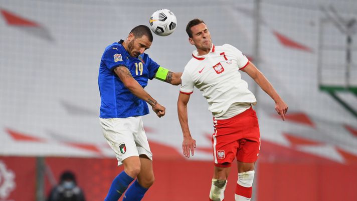GDANSK, POLAND - OCTOBER 11:  Leonardo Bonucci of Italy competes for the ball with Arkadiusz Milik of Poland  during the UEFA Nations League group stage match between Poland and Italy at Gdansk Stadium on October 11, 2020 in Gdansk, Poland.  (Photo by Claudio Villa/Getty Images) 