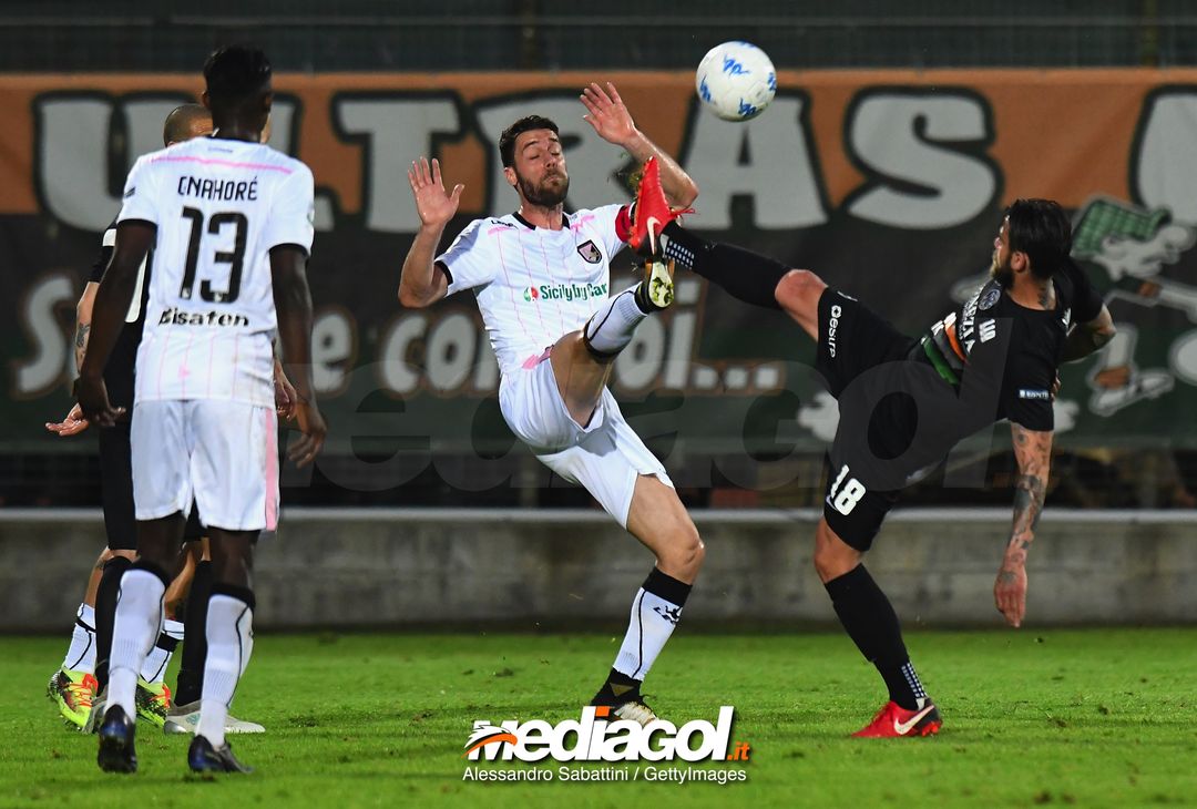  VENICE, ITALY - APRIL 27: Aljaz Struna of US Citta di Palermo competes for the ball whit Sergiu Suciu of Venezia FC during the serie B match between Venezia FC and US Citta di Palermo at Stadio Pier Luigi Penzo on April 27, 2018 in Venice, Italy.  (Photo by Alessandro Sabattini/Getty Images) 