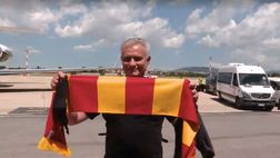 ? FOTO – Mourinho è arrivato a Roma: ecco la prima foto in giallorosso, è bagno di folla