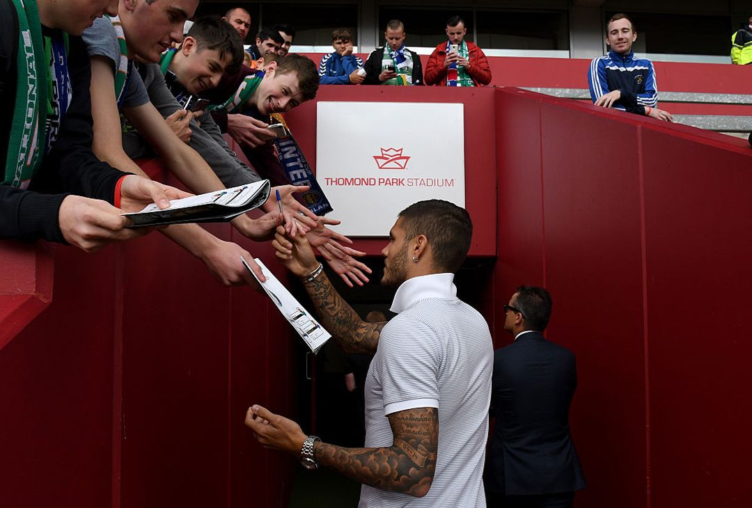  LIMERICK, IRELAND - AUGUST 13:  Mauro Icardi of FC Internazionale signs autographs prior to the International Champions Cup match between FC Internazionale Milano and Glasgow Celtic at Thomond Park on August 13, 2016 in Limerick, Ireland.  (Photo by Claudio Villa - Inter/Inter via Getty Images) 