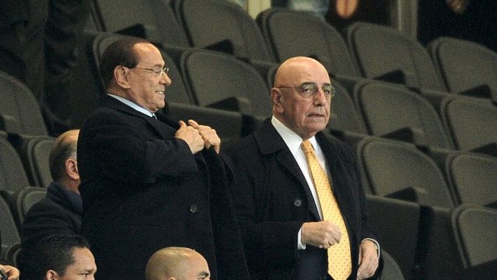 MILAN, ITALY - OCTOBER 21: (L-R) President of AC Milan Silvio Berlusconi and Adriano Galliani atend the Berlusconi Trophy match between AC Milan and FC Internazionale at Stadio Giuseppe Meazza on October 21, 2015 in Milan, Italy. (Photo by Pier Marco Tacca/Getty Images) Monza, è storia: prima volta in Serie A in 110 anni di storia, battuto il Pisa - immagine 1