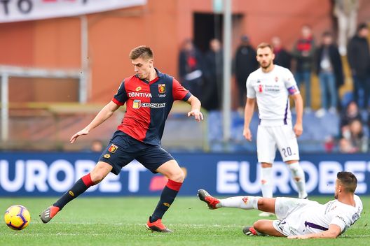 GENOA, ITALY - DECEMBER 29: Krzysztof Piatek of Genoa (left) and Kevin Mirallas of Fiorentina vie for the ball during the Serie A match between Genoa CFC and ACF Fiorentina at Stadio Luigi Ferraris on December 29, 2018 in Genoa, Italy. (Photo by Paolo Rattini/Getty Images) L’arrivo di Piatek spinge via Kokorin: nodo economico, ingaggio fuori parametri- immagine 2