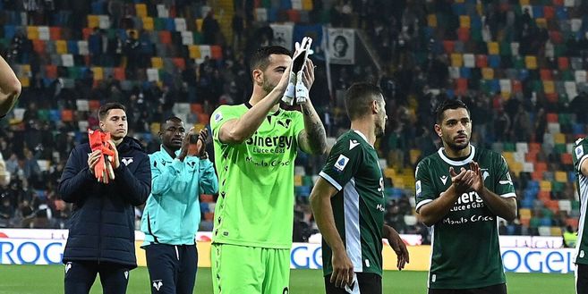 UDINE, ITALY - OCTOBER 27:Hellas Verona players celebrate during the Serie A match between Udinese Calcio and Hellas Verona FC at Dacia Arena on October 27, 2021 in Udine, Italy. (Photo by Alessandro Sabattini/Getty Images) Consigli Fantacalcio, 3 portieri per la 23a giornata: fiducia su Silvestri- immagine 3