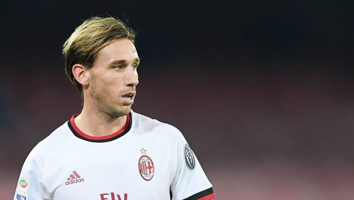 NAPLES, ITALY - NOVEMBER 18: Lucas Biglia of AC Milan in action during the Serie A match between SSC Napoli and AC Milan at Stadio San Paolo on November 18, 2017 in Naples, Italy. (Photo by Francesco Pecoraro/Getty Images) Biglia, trauma lombare con due vertebre rotte: il comunicato sull’infortunio - immagine 1
