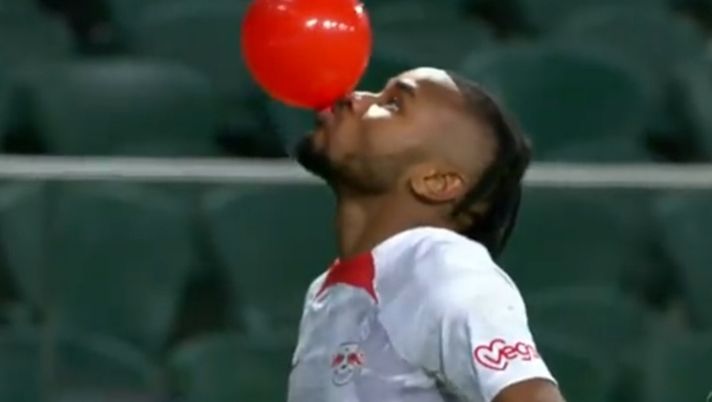 Nkunku fa volare un palloncino: Carragher e Richards lo imitano in tv… Nkunku fa volare un palloncino: Carragher e Richards lo imitano in tv… - immagine 1