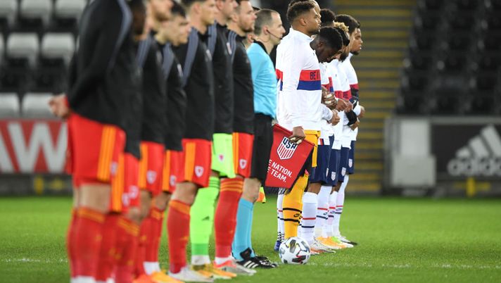 SWANSEA, WALES - NOVEMBER 12: Both teams line up ahead of the international friendly match between Wales and the USA at Liberty Stadium on November 12, 2020 in Swansea, Wales. Sporting stadiums around the UK remain under strict restrictions due to the Coronavirus Pandemic as Government social distancing laws prohibit fans inside venues resulting in games being played behind closed doors. (Photo by Stu Forster/Getty Images) SWANSEA, WALES - NOVEMBER 12: Both teams line up ahead of the international friendly match between Wales and the USA at Liberty Stadium on November 12, 2020 in Swansea, Wales. Sporting stadiums around the UK remain under strict restrictions due to the Coronavirus Pandemic as Government social distancing laws prohibit fans inside venues resulting in games being played behind closed doors. (Photo by Stu Forster/Getty Images)