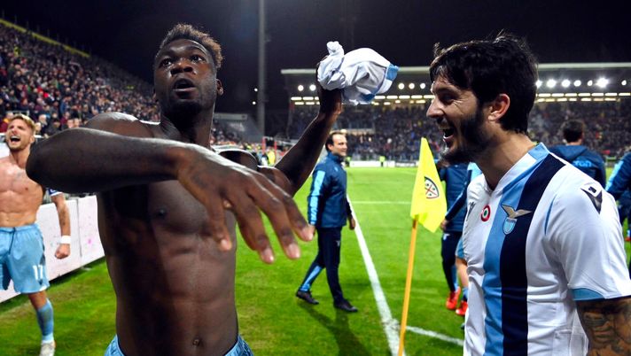 CAGLIARI, ITALY - DECEMBER 16:  Felipe Caicedo and Luis Alberto of SS Lazio celebrate after winning the Serie A match between Cagliari Calcio and SS Lazio at Sardegna Arena on December 15, 2019 in Cagliari, Italy.  (Photo by Marco Rosi/Getty Images) 