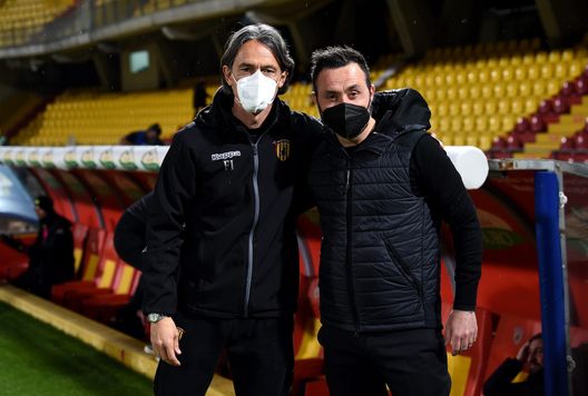 BENEVENTO, ITALY - APRIL 12: Filippo Inzaghi, Head Coach of Benevento Calcio and Roberto De Zerbi, Head Coach of U.S. Sassuolo Calcio pose for a photo ahead of the Serie A match between Benevento Calcio and US Sassuolo at Stadio Ciro Vigorito on April 12, 2021 in Benevento, Italy. Sporting stadiums around Italy remain under strict restrictions due to the Coronavirus Pandemic as Government social distancing laws prohibit fans inside venues resulting in games being played behind closed doors. (Photo by Francesco Pecoraro/Getty Images) BENEVENTO, ITALY - APRIL 12: Filippo Inzaghi, Head Coach of Benevento Calcio and Roberto De Zerbi, Head Coach of U.S. Sassuolo Calcio pose for a photo ahead of the Serie A match between Benevento Calcio and US Sassuolo at Stadio Ciro Vigorito on April 12, 2021 in Benevento, Italy. Sporting stadiums around Italy remain under strict restrictions due to the Coronavirus Pandemic as Government social distancing laws prohibit fans inside venues resulting in games being played behind closed doors. (Photo by Francesco Pecoraro/Getty Images)