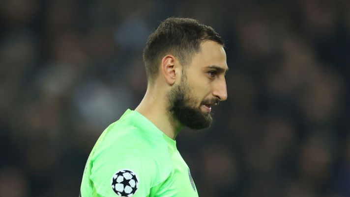 PARIS, FRANCE - FEBRUARY 14: Gianluigi Donnarumma of Paris Saint-Germain reacts during the UEFA Champions League round of 16 leg one match between Paris Saint-Germain and FC Bayern München at Parc des Princes on February 14, 2023 in Paris, France. (Photo by Alex Grimm/Getty Images) Agente Donnarumma: “Via a zero per colpa del Milan! E poteva andare alla Juve” - immagine 1