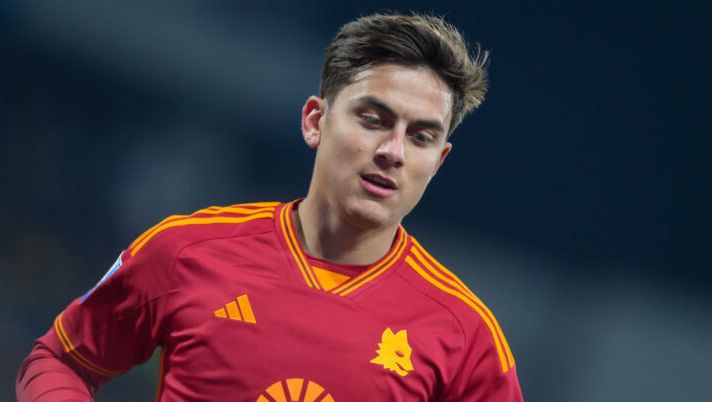 REGGIO NELL'EMILIA, ITALY - DECEMBER 03: REGGIO NELL'EMILIA, ITALY - DECEMBER 3: Paulo Dybala of AS Roma during the Serie A TIM match between US Sassuolo and AS Roma at Mapei Stadium - Citta' del Tricolore on December 03, 2023 in Reggio nell'Emilia, Italy. (Photo by Fabio Rossi/AS Roma via Getty Images) NEWS – Rabiot, Dybala, Bakker, Retegui, Success, Messias e le probabili di Lazio e Milan - immagine 1