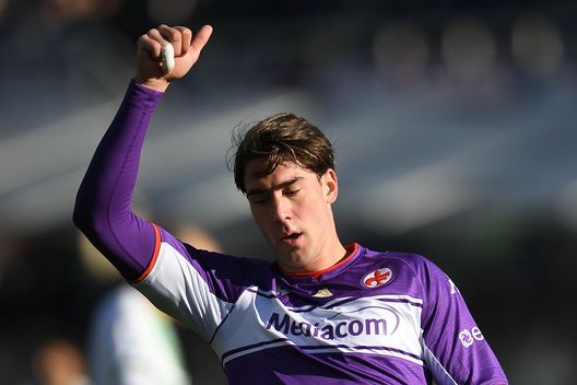 FLORENCE, ITALY - DECEMBER 19: Dusan Vlahovic of ACF Fiorentina gestures during the Serie A match between ACF Fiorentina and US Sassuolo at Stadio Artemio Franchi on December 19, 2021 in Florence, Italy. (Photo by Alessandro Sabattini/Getty Images) Vlahovic in Fiorentina-Sassuolo del 19/12/2021
