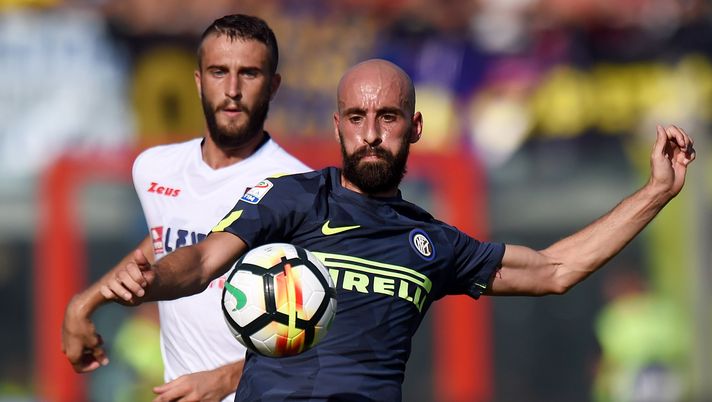 CROTONE, ITALY - SEPTEMBER 16:  Borja Valero (R) of Internazionale holds off the challenge from Andrea Barberis of Crotone during the Serie A match between FC Crotone and FC Internazionale at Stadio Comunale Ezio Scida on September 16, 2017 in Crotone, Italy.  (Photo by Tullio M. Puglia/Getty Images) 