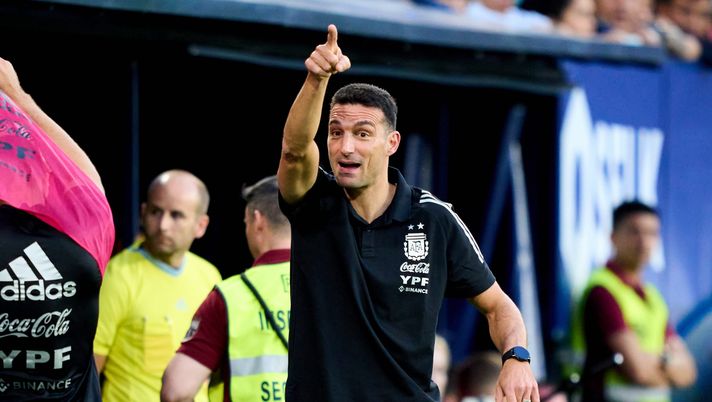 PAMPLONA, SPAIN - JUNE 05: Head coach Lionel Scaloni of Argentina reacts during the international friendly match between Argentina and Estonia at Estadio El Sadar on June 05, 2022 in Pamplona, Spain. (Photo by Juan Manuel Serrano Arce/Getty Images) Ct Scaloni: “In Qatar solo chi sta bene. Alcuni non giocano per precauzione” - immagine 1